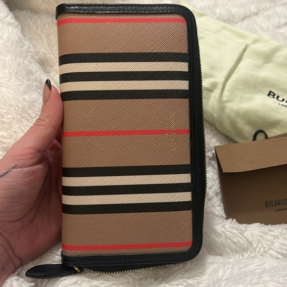 Burberry zip wallet - Picture 6 of 8